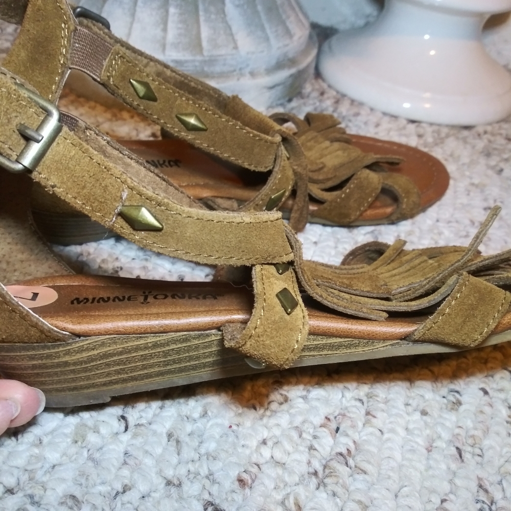 Minnetonka Fringed Brown Suede Gladiator Style Sandal - Picture 3 of 8